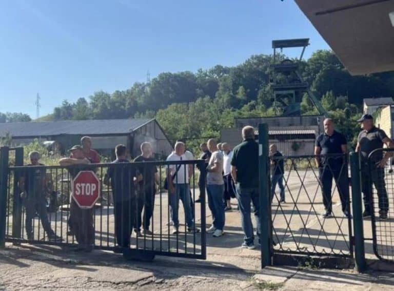 jedanaest rudara rmu zenica i trecu noc je provelo u jami u znak protesta radi neisplacenih zaostalih plata i nemogucnosti ovjeravanje zdrevstvenih knjizica