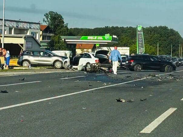 u teskoj saobracajnoj nesreci koja se dofogsdila kod kalesije ucestvovali su dav automobila i motocikl dvije osobe povrijedjene