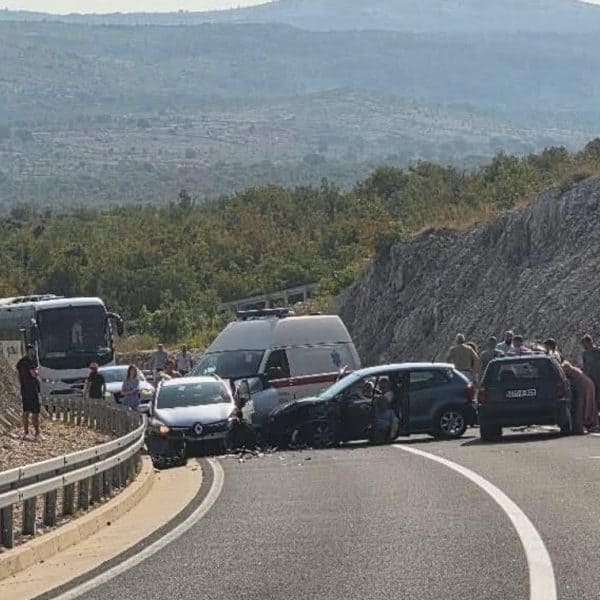 u sudaru tri vouzila na putu stolac neum ima povrijedjenih osoba saobracaj obustavljen