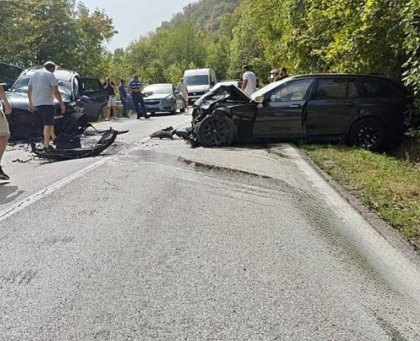 Teška nesreća na putu Sarajevo – Tuzla: U sudaru u mjestu Hrastići učestvovala tri vozila