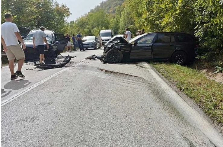 na putu tuzla - sarajevo u mjestu hrastici doslo je do szudara tri vozila za sada nemainformacija o povrijedjenim osobama a na vozilima je pricinjena bvelika materijalna steta