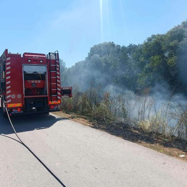Novi požari širom TK, gorio automobil