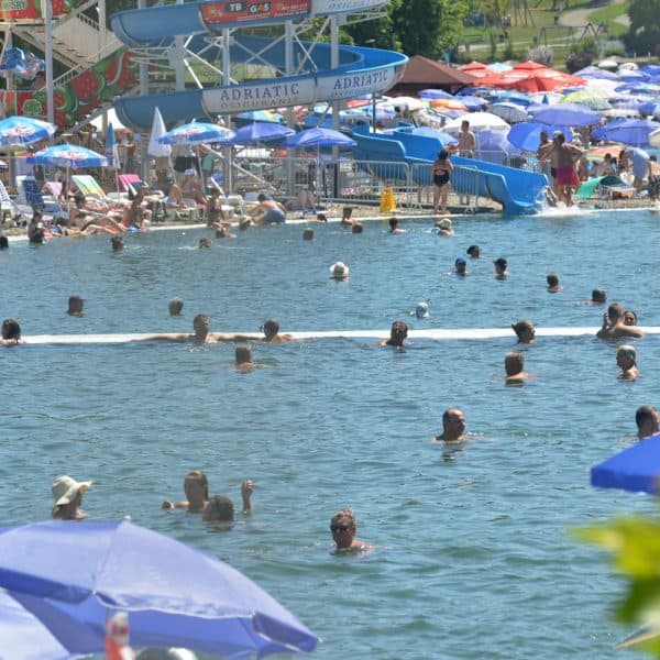 tuzlu i okolinu zahvatilo je izuzetno toplo vrijeme uz visoke ljetne temperature gradjani spas od vrucina pronalaze na panonskim jezerima a oni koji moraju boraviti na otvorebnom snalaze se bna razne neacine