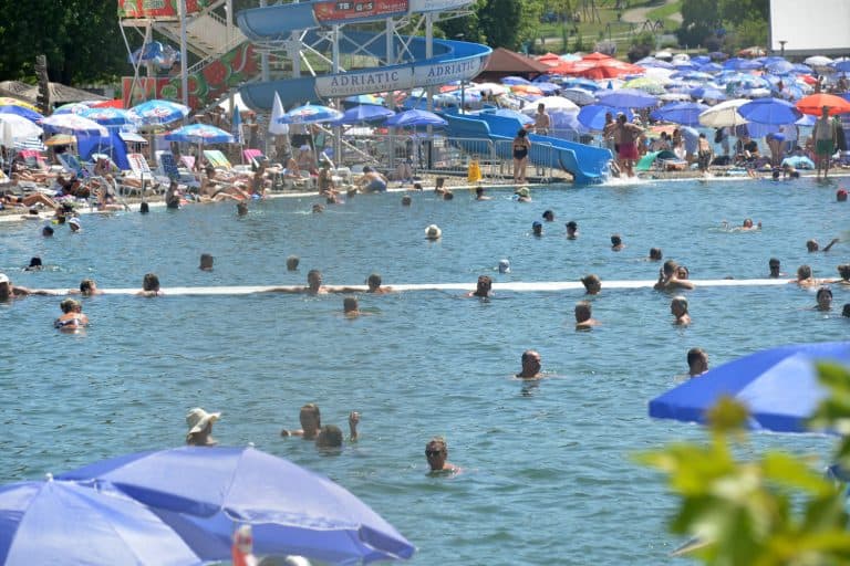 tuzlu i okolinu zahvatilo je izuzetno toplo vrijeme uz visoke ljetne temperature gradjani spas od vrucina pronalaze na panonskim jezerima a oni koji moraju boraviti na otvorebnom snalaze se bna razne neacine