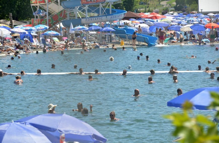 Objektivom kroz centar Tuzle: Dok se jedni rashlađuju na Panonici, drugi se bore sa vrućinama na vrelom asfaltu