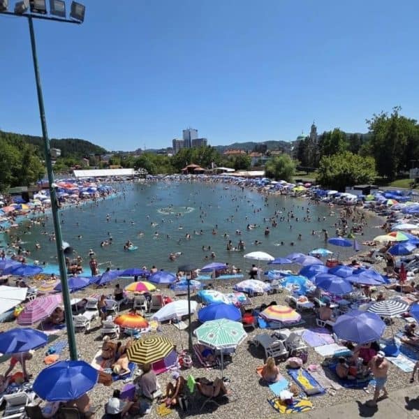Tuzlaci i brojni turisti pronašli spas u slanim jezerima Tuzle