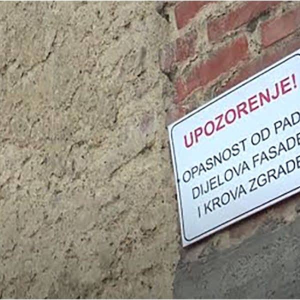 Opasne fasade u Tuzli: Prioritet su fotke na asfaltu, a ne životi građana! (Video)