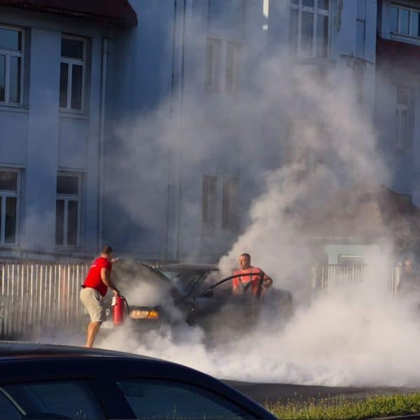 Automobil se zapalio kod bolnice Kreka u Tuzli, prolaznici spriječili širenje vatre