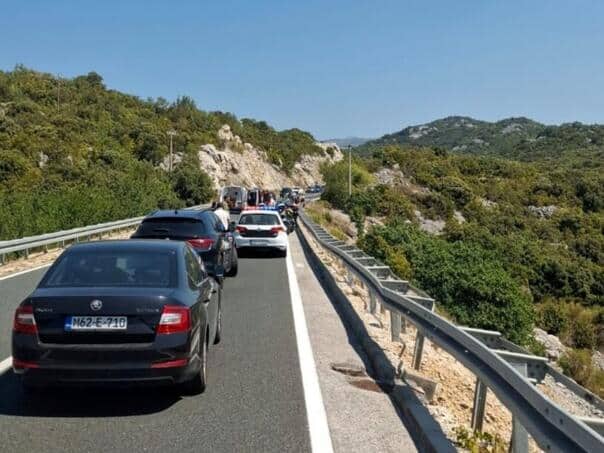 zbog zaobracajne nesrece zatvoren je put neum - stolac a velike guzve zabiljezene su i na ostalim putevima u bih kao i na odredjenim granicnim prelazima