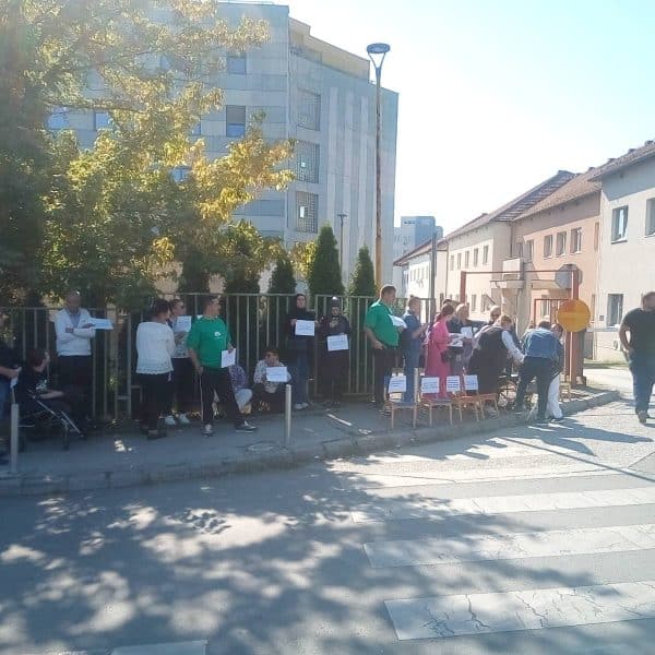 Roditelji danas ponovo ispred UKC-a Tuzla, traže konkretan plan za liječenje djece (Foto)