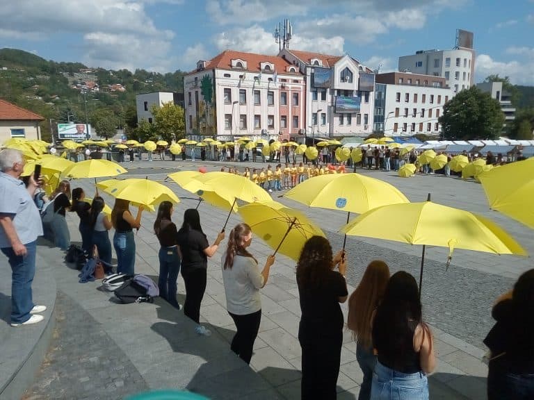 u uli na trgu slobode uprilicen performans povodom latnog septembra kao nak posdrske djeci oboljeloj od malignih oboljenja