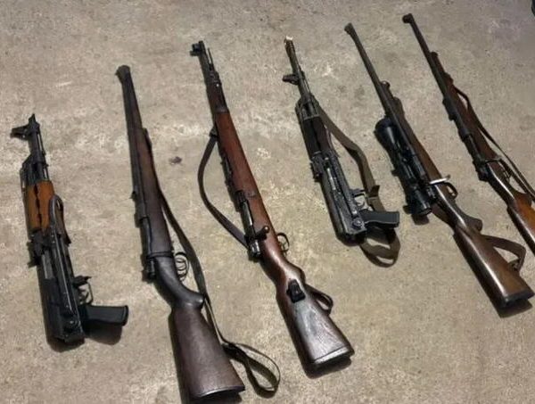 Policija pretresa više lokacija u Bosanskoj Gradišci, pronađeno veliko naoružanje