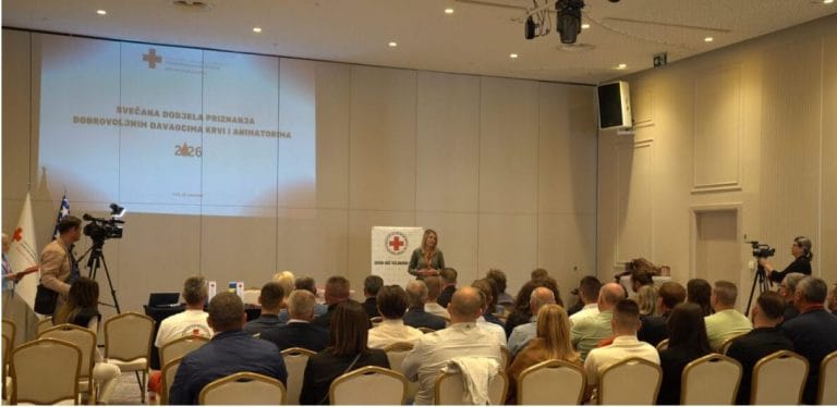 u organiaciji crvenog kria k organoiovana dodjela prinanja za najaktivnije darivaoce krvi