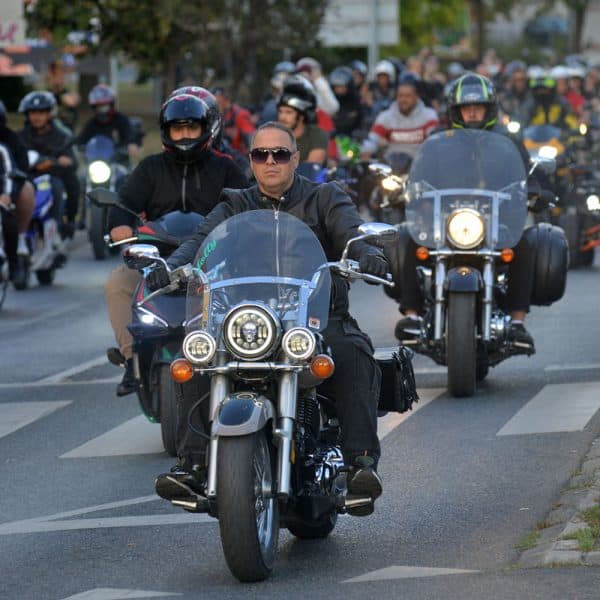 motociklisti prodefilofali tuzlom i dali podrsku udruzenju neuron u sklopu bike fest panonika 2026