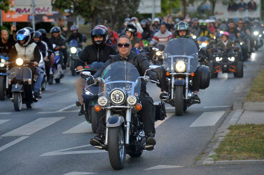 motociklisti prodefilofali tuzlom i dali podrsku udruzenju neuron u sklopu bike fest panonika 2026