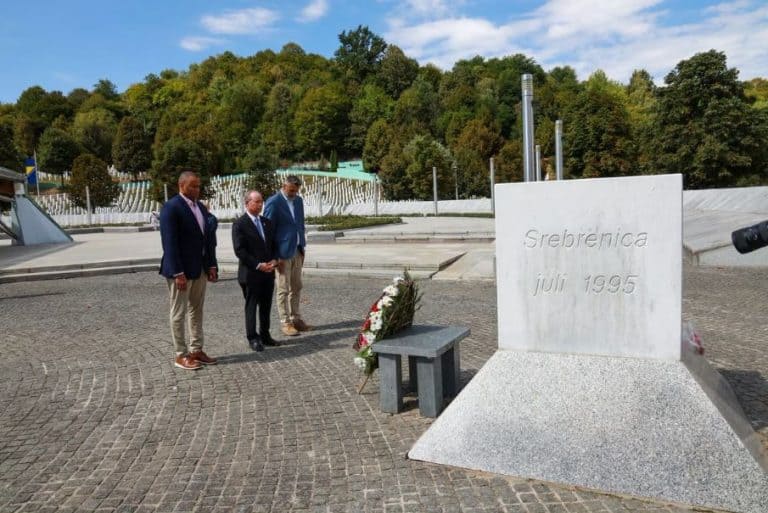 americki kongresmeni su posjetom srebrenici na dan sahrane zlocinca mladica poslali jasnu poruku o svom stavu