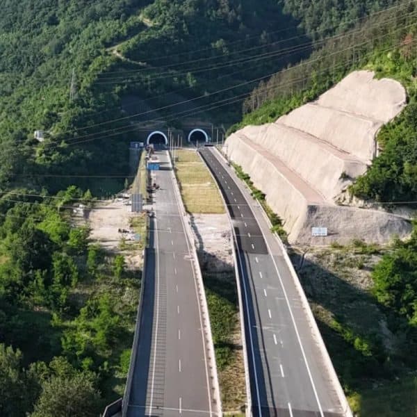 uskoro ovaranje unela koji prolazi ispod planine vepar u srcu bih izmedju zenice i vranduka ovo je ujedno najduzi cestovni tunel u nasoj zemlji