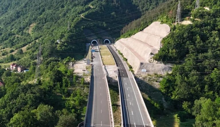 uskoro ovaranje unela koji prolazi ispod planine vepar u srcu bih izmedju zenice i vranduka ovo je ujedno najduzi cestovni tunel u nasoj zemlji
