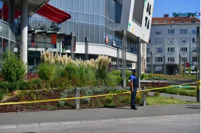 prema nezvanicnim informacijama u sarajevu je poginuo muskarac koji je pao sa trznog centra alta navodno je prije toga ucestvovao u incidentu