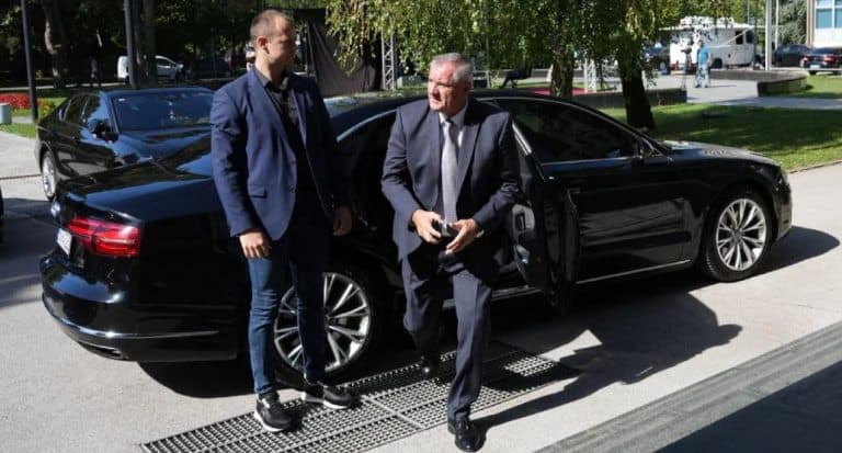 milan vulinovic mike sef obezbjedjenja bivseg premijera vlade rs viskovica osumnjicen da je u slubenom voilu vklada rs prevoio kokain