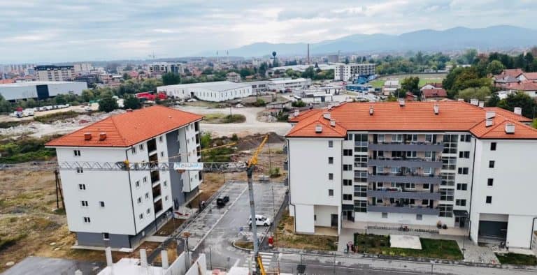 kroz projeka ceb II u ivinicama uruceni kljucevi porodicama koje su zivhjele u kolektivnom snejtstaju