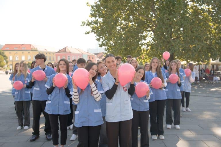 ucenici medicinske skole tuzzla sa gradjanima na trgu slobode obiljezili svjeztztzski dan srca