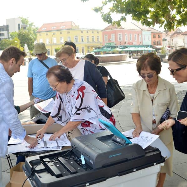 u tuzli je danas na nekoliko lokacuija u razlicitim terminima organizovanu simulaciono glasanje povodom testiranja nove izborne tehnologije pred opce izbore u bih