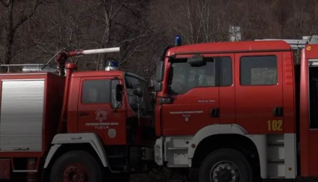 prilikom intervencije na gasenju sumskogf pozara u tuzlanskom naselju grabovica od posljedica infarkta preminuo je tuzlanski vatrogasac