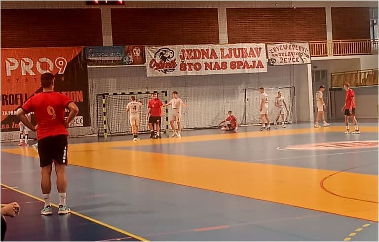 U prijateljskoj rukometnoj utakmici ekipa Slobode danas je pobijedila ekipu Žepča rezultatom 33:32