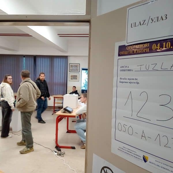 U Tuzlanskom kantonu kasnilo otvaranje 53 biračka mjesta, dva još nisu otvorena (Foto)