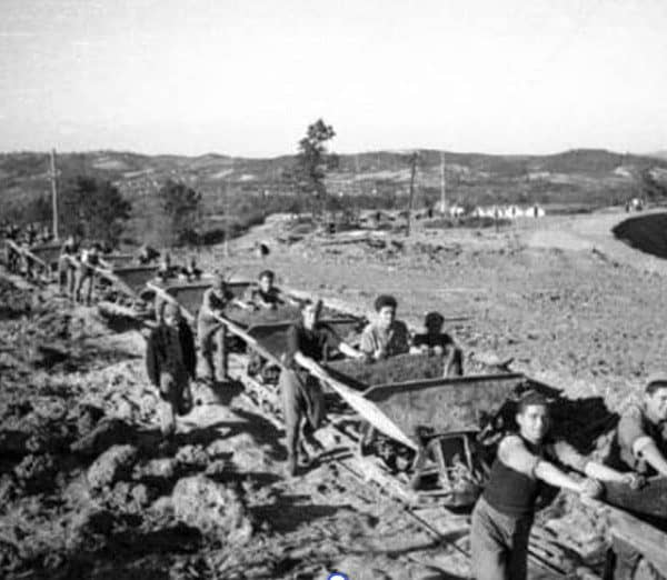 Godine 1946. pocela je izgradnja pruge Brčko - Banovići koja je bila veliki poduhvat u to vrijeme, jer je sagrađena za sest mjeseci