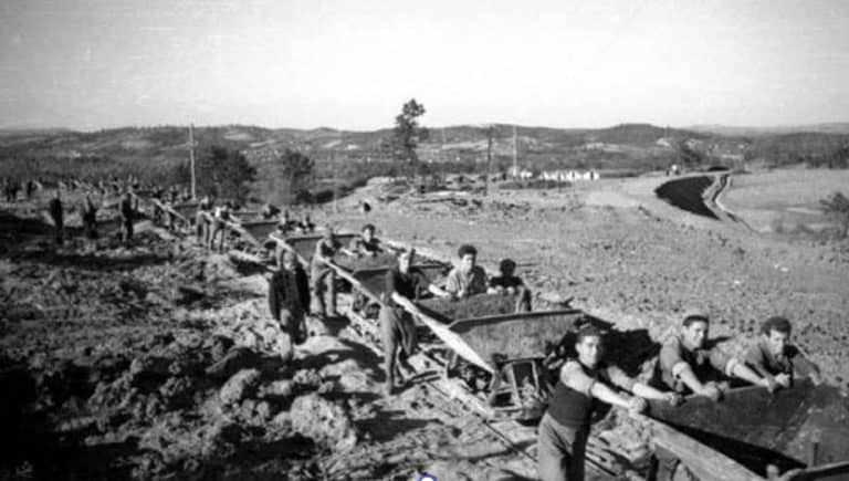 Godine 1946. pocela je izgradnja pruge Brčko - Banovići koja je bila veliki poduhvat u to vrijeme, jer je sagrađena za sest mjeseci