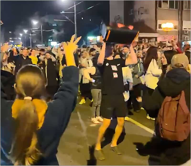 Slavlje na ulicama Beograda nakon pobjede Studentske liste na izborima