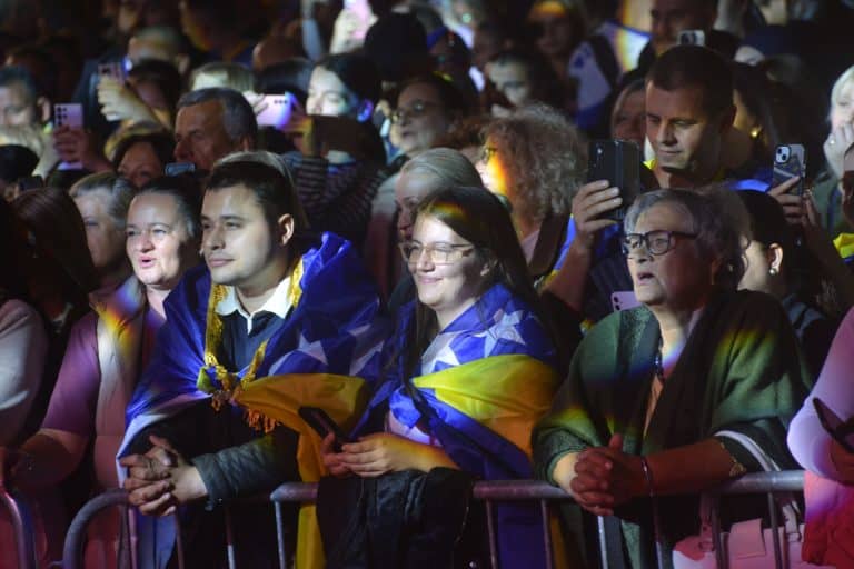 povodom dana oslobodjenja tuzle na rgu slobode uprilicen koncer hanke paldum i javno gledanje utaukmice bih - svedska na kojoj se oprosio edin dzeko
