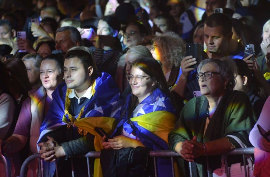 Tuzlaci na Trgu slobode pjevali uz Hanku Paldum i bodrili Zmajeve i Džeku koji se oprostio od najdražeg dresa (Foto)