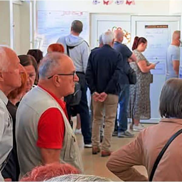 Prema podacima GIK-a Tuzla, do 11 sati glaslo je 11.140 upisanih u spiskove što je oko 9,5 posto od ukupnog broja upisanih