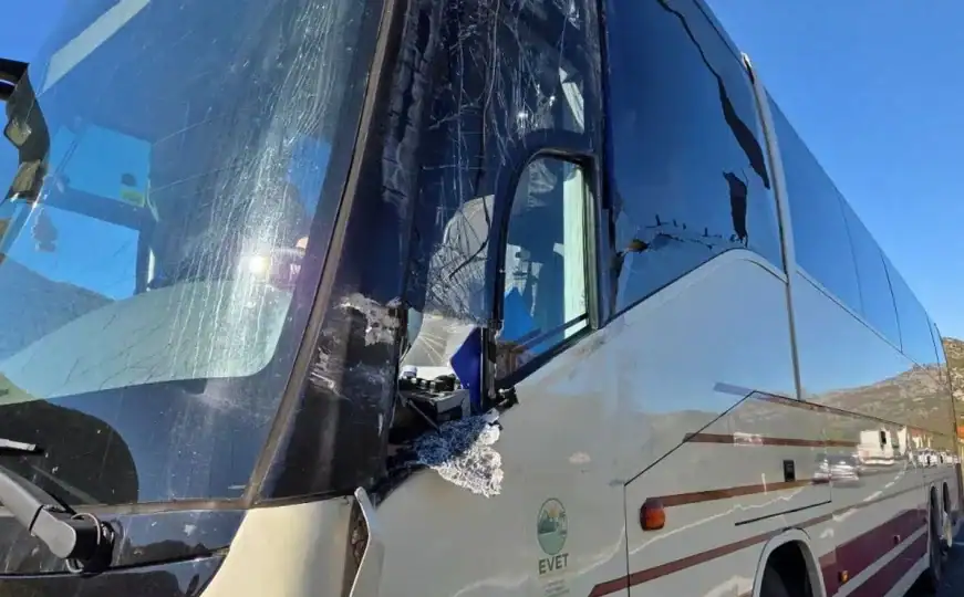 Nesreća na M-17: Kamion udario u autobus koji je prevozio učenike na ekskurziju
