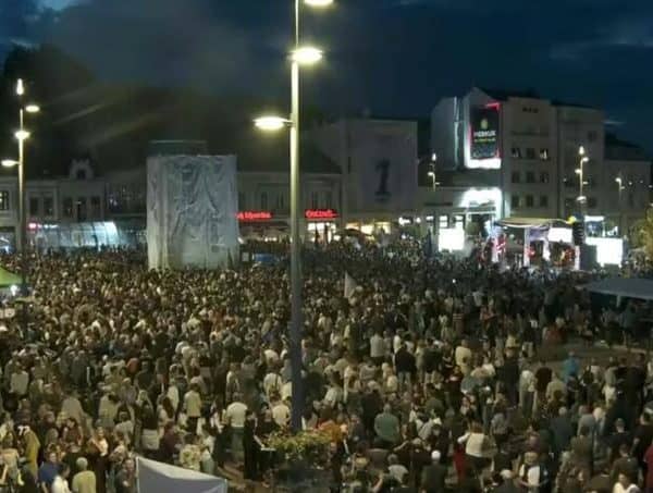 Nije u Nišu prošla provokacija nošenjem zastave zlocinca Ratka Mladica, koja je oduzeta