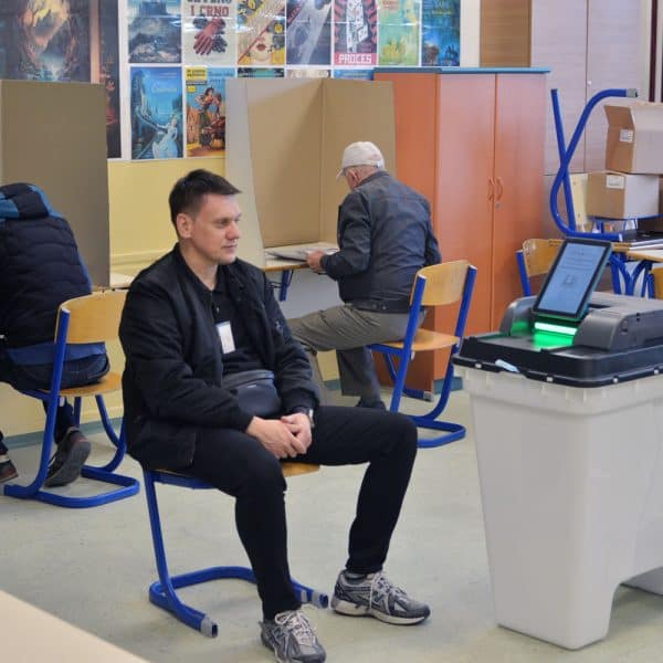 mala izlazznost do 11 sati na opcim izborima u bih manje od 12 posto glasaca obavilo duznost prije 11 h