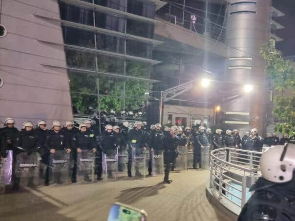 Građani Beograda protestvuju ispred redakcije Pinka, koju štiti kordon policije