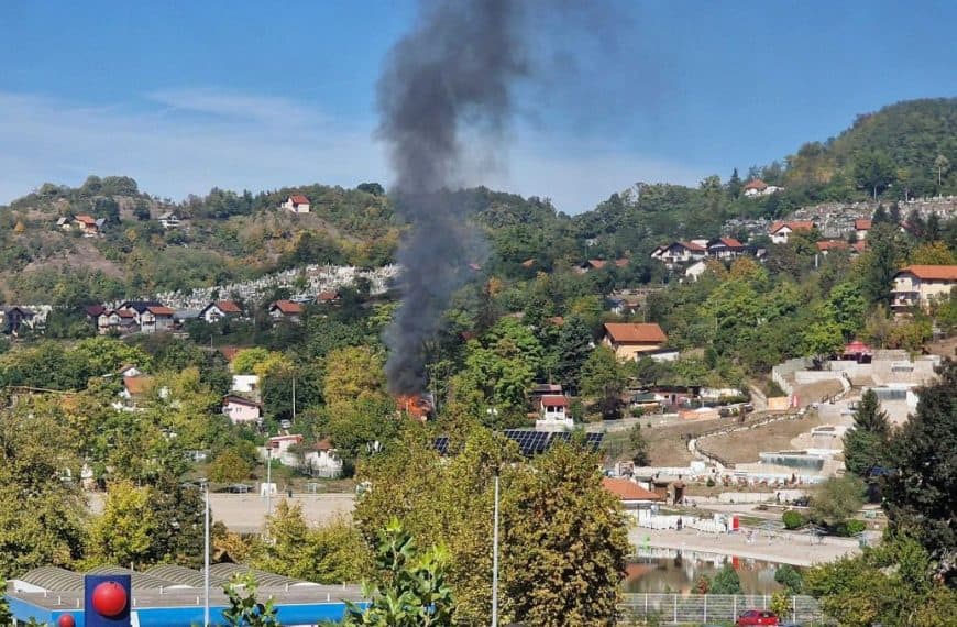 Gori objekat kod Panonskih jezera, vatrogasci pokušavaju spriječiti širenje vatre