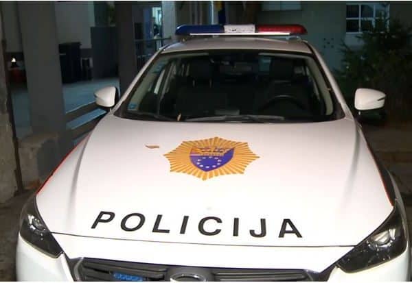 Nepoznate osobe u objekat u Tešnju bacili suzavac, povrijeđeno 38 osoba