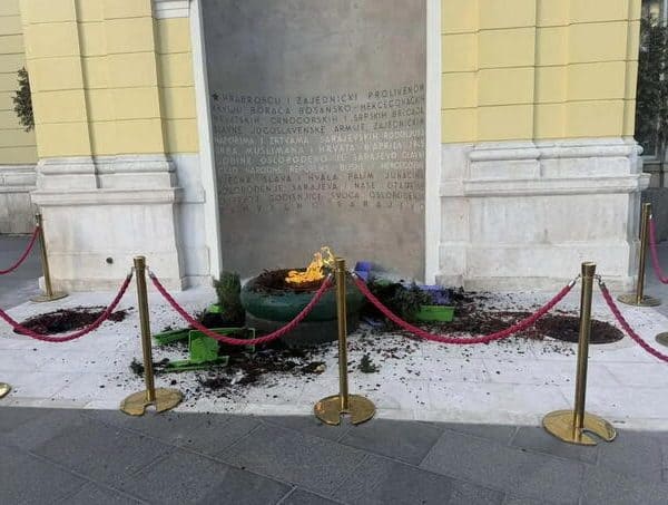Vandali uništili prostor oko sarajevske Vječne vatre, slučaj prijavljen policiji